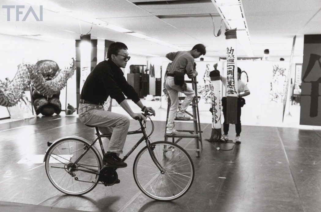 《獨立時代》拍片現場，楊德昌騎著腳踏車來回逡巡。 圖／國家影視聽中心提供