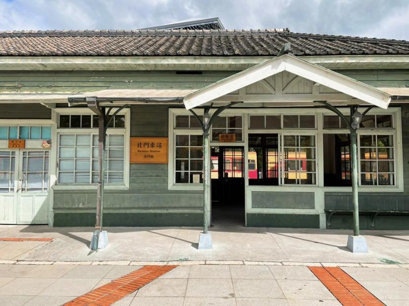 北門車站是台灣目前少數僅存還有提供服務的日式建築車站。 圖／Angela Kuo