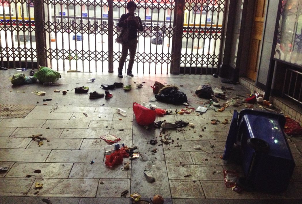 2014年3月1日，昆明火車站發生暴力恐怖襲擊事件，新疆維吾爾人針對漢人發動攻擊...