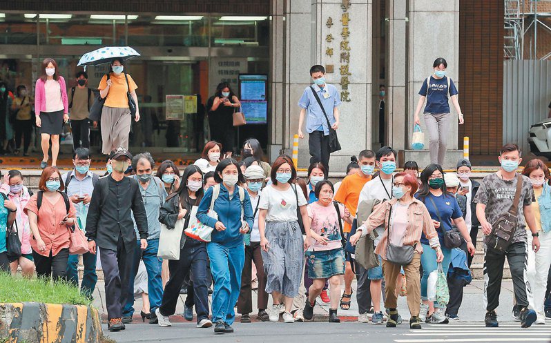 新冠疫情持續增溫，不少民眾出門仍然戴著口罩。
記者邱德祥／攝影