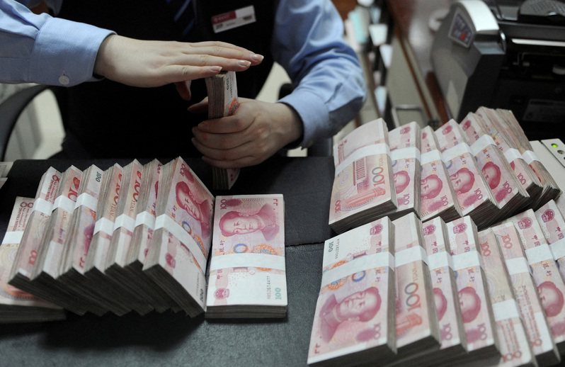 中國今年首度降息後，人民幣兌美元匯率今天應聲急貶，離岸人民幣兌美元匯率一度跌破7.17關卡，創2022年12月以來新低。 路透社