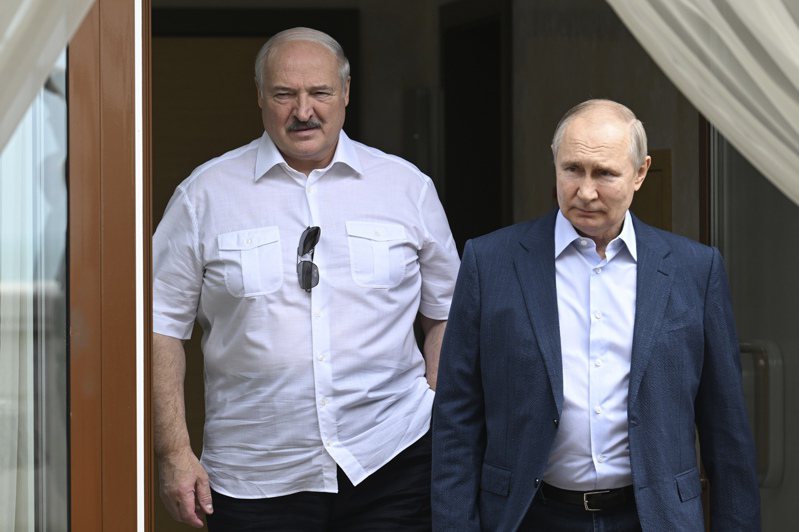 圖為白俄羅斯總統魯卡申柯（左）及俄羅斯總統普亭（右）。 美聯社