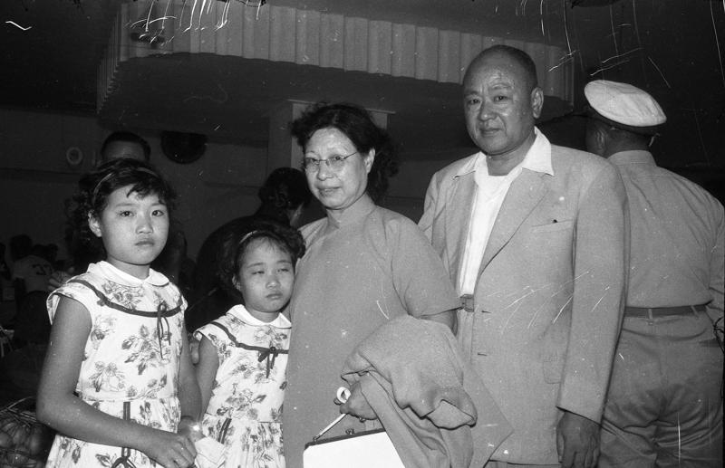 1958年6月15日，同胞小姊妹余耀坤與余芳坤在沒有大人陪同下搭船抵台與父母團圓。圖／聯合報系資料照片