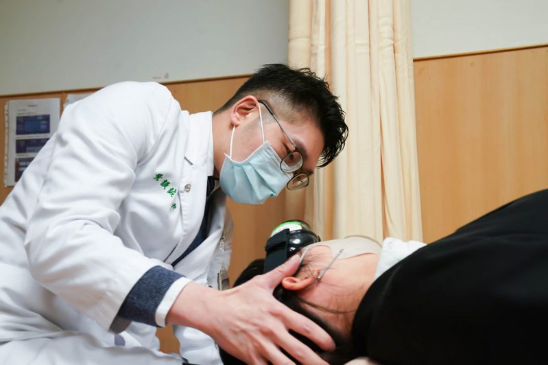 台北慈濟醫院耳鼻喉科醫師黃韻誠提醒，請民眾在專業醫師的協助下接受耳石復位運動。圖／台北慈濟醫院提供