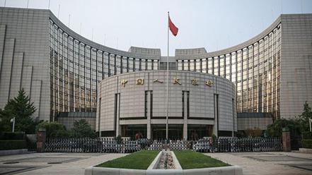中國人民銀行降息救經濟，出手一波接一波。（新華社）