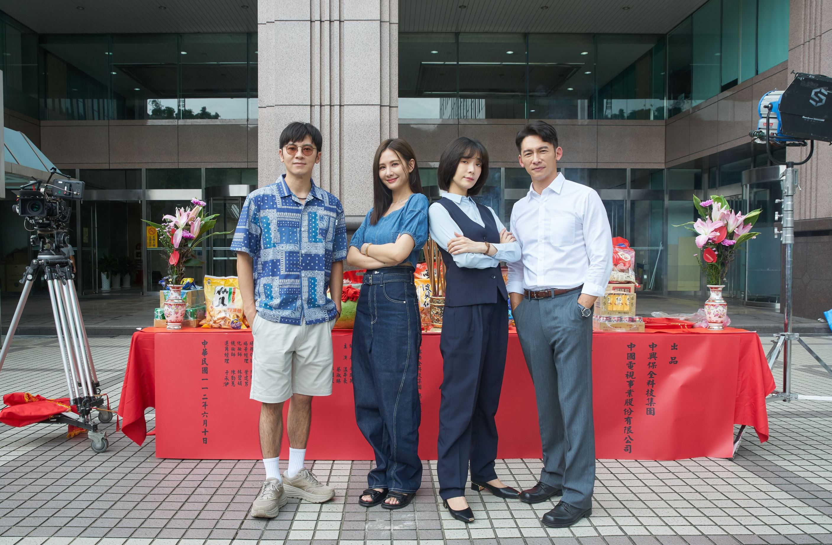 李国毅(左起)安心亚、蔡淑臻和温昇豪演职人剧“开创者”。图／中视提供