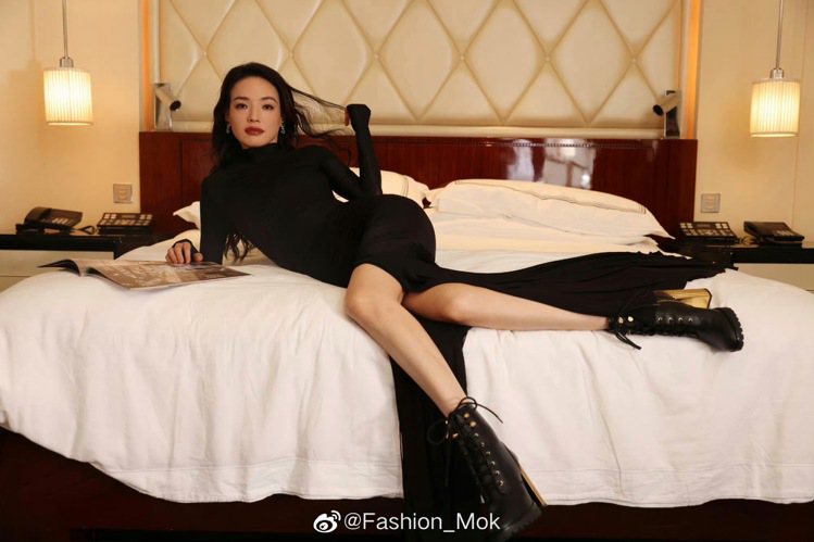 舒淇出席上海電影節活動，登台頒獎的服裝來自澳洲設計師品牌Alex Perry開衩長裙。圖／摘自微博