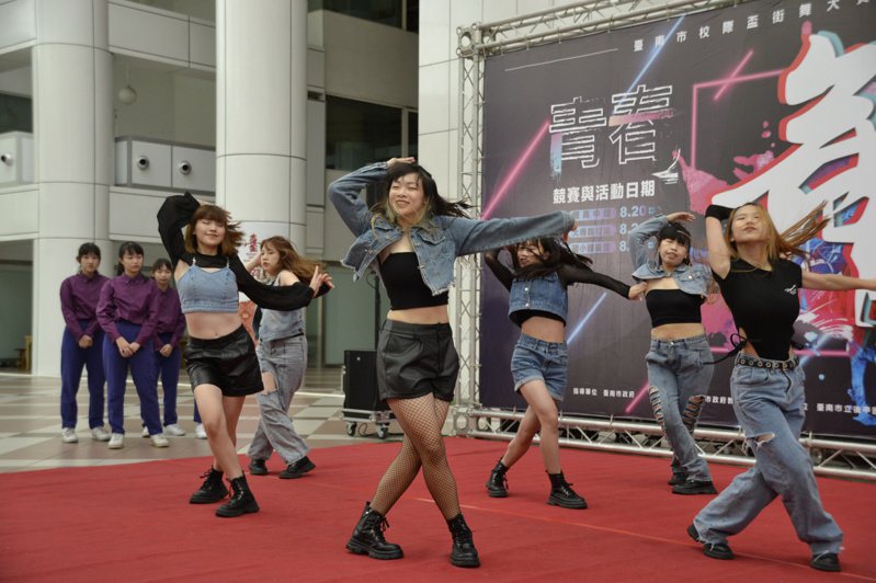教育局將在8月20、21日舉辦首屆校際盃街舞大賽，今天首映宣傳片並秀街舞。記者鄭惠仁／攝影