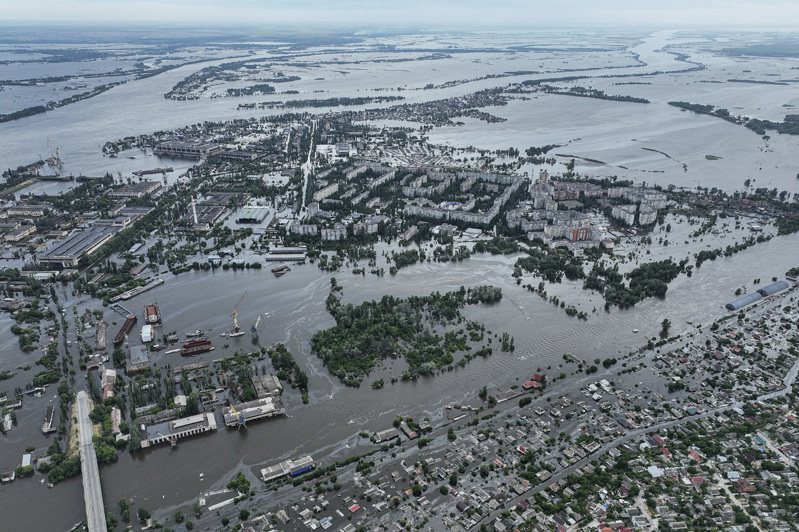 烏克蘭南部赫松（Kherson）地區因水壩被而毀陷入洪災，攝於10日。美聯社