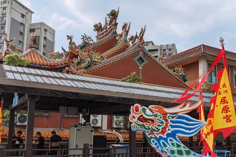 洲美屈原宮為台北市首座創能儲能示範宮廟。北市環保局提供