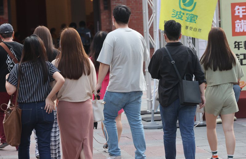 夏天到來不少女性穿短袖、短褲消暑，不過亞洲女性常因「假跨寬」形成的梨形身材，整體看起來彷彿五五身、矮又胖，專家指出，民眾造成假跨寬原因，大多是姿勢不良造成。圖為街頭的青少年。記者潘俊宏／攝影