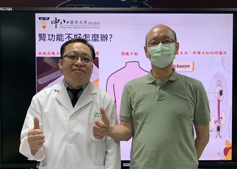 郭姓病患（右）感謝醫師劉庭銘（左）的醫治。圖／中山附醫提供