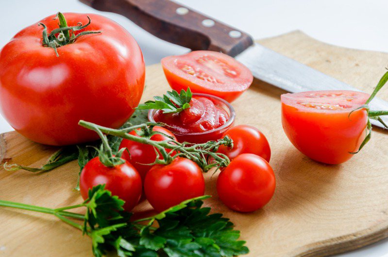 番茄富含茄紅素、維生素A、維生素C等抗氧化營養素，熱量低、膳食纖維高，有滿滿營養價值。圖／123RF