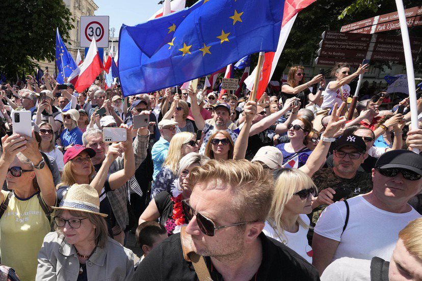 6月4日華沙街頭湧入數十萬人，參與反政府遊行。 圖／美聯社