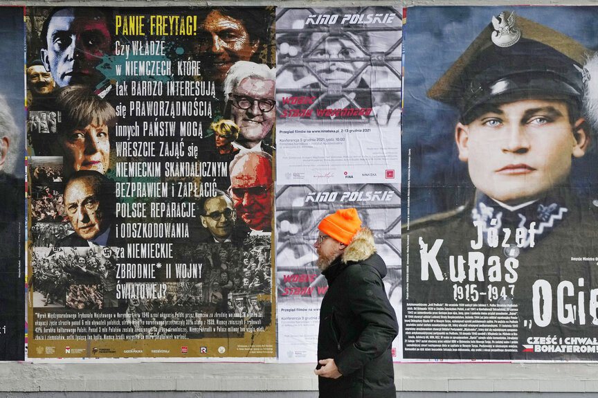 圖為華沙街頭，要求德國對二戰期間納粹罪行支付賠償金的海報。 圖／美聯社