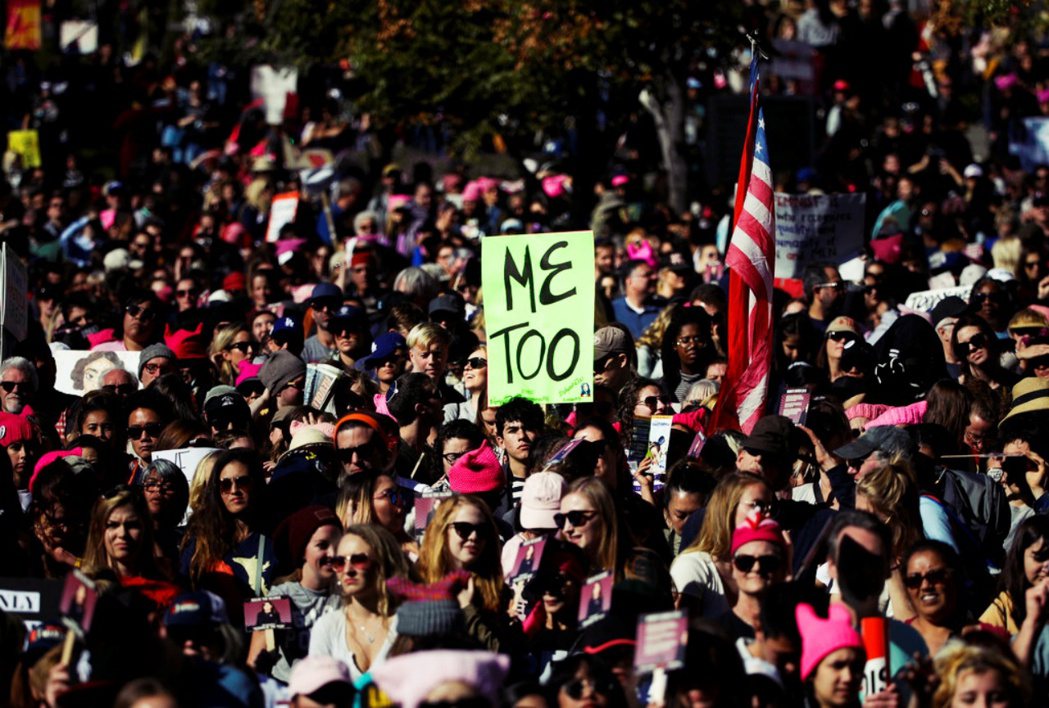 2018年美國洛杉磯的女性大遊行中，參與者高舉「METOO」標語。 圖／美聯社
