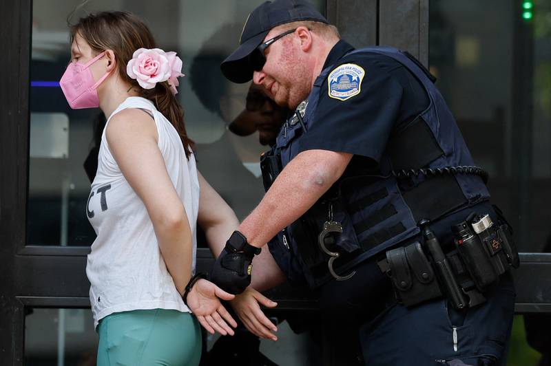 美國華盛頓警方9日在華府特區逮捕一名示威者。如今美國警察逮捕犯嫌時，都必須向對方宣讀「米蘭達警告」。法新社