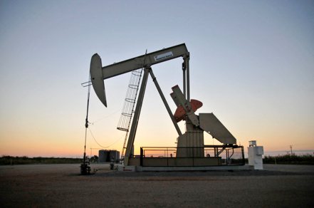 受高盛證券大幅調降國際原油價格目標價的影響，衝擊昨日在台股掛牌交易的兩檔石油ETF均逆勢跳空爆量大跌。（路透）