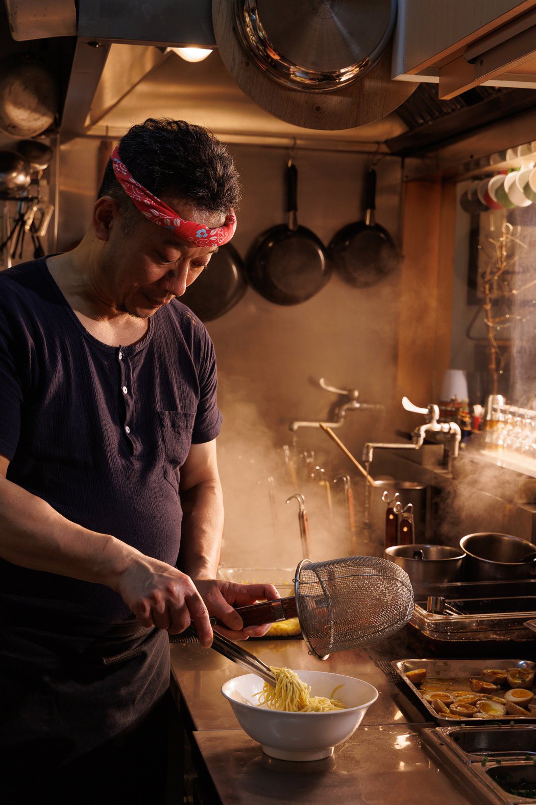林健龍堅守職人精神，用心煮好每一碗拉麵，堅持傳統熬製的湯頭，是六丁目拉麵的靈魂。...
