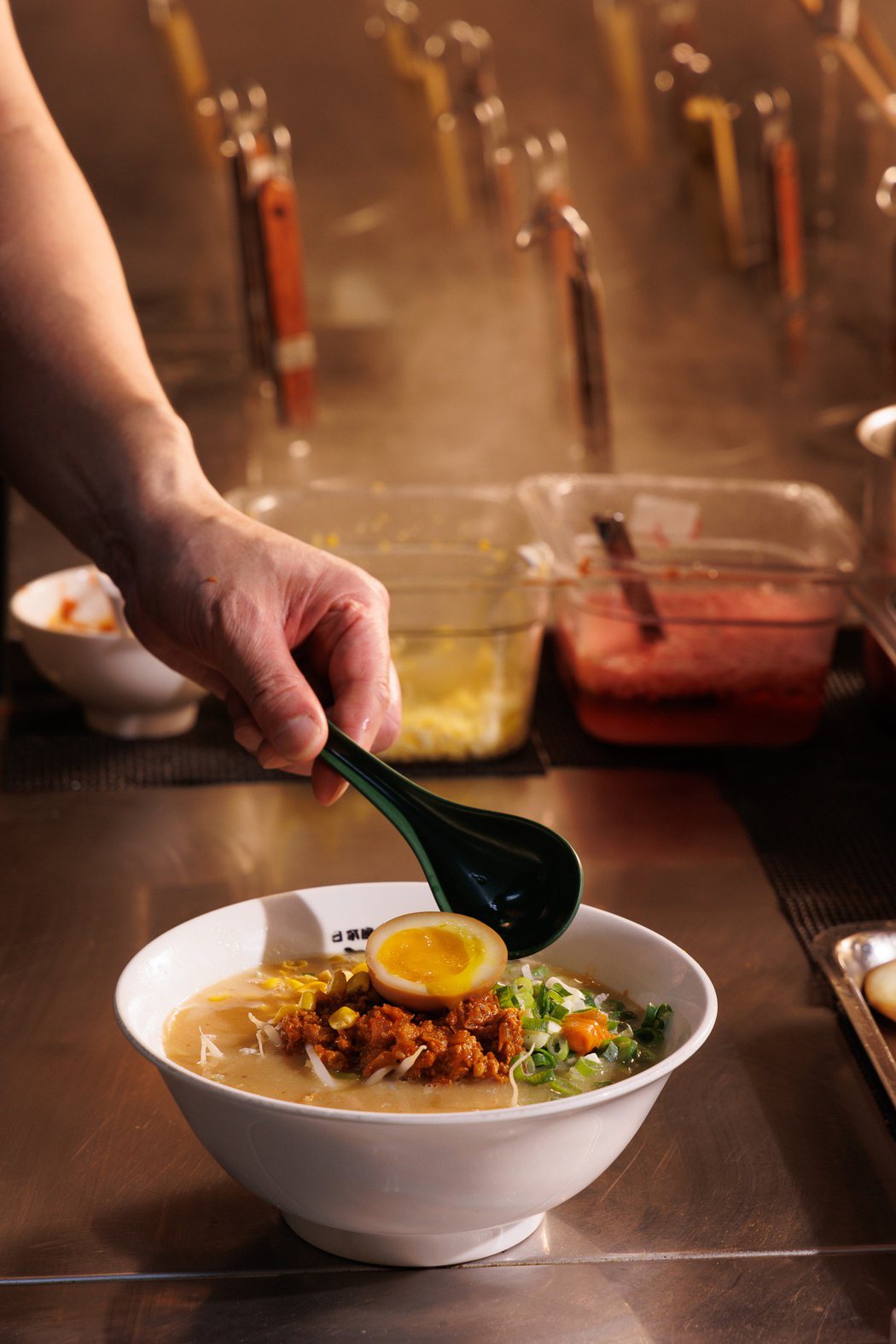 這碗六丁目拉麵是以日本中華料理的担担麵為發想靈感。圖／TASTE 品味誌提供