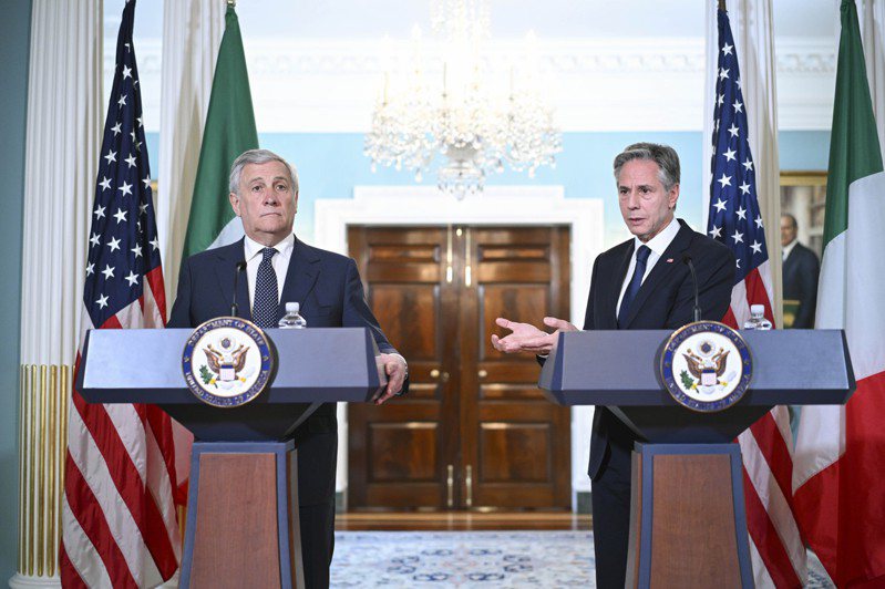 義大利外長塔加尼（左）與美國國務卿布林肯會晤。 美聯社