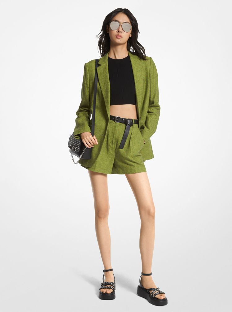 Michael Kors翠綠色西裝外套22,000元與黑色短背心5,800元。圖...
