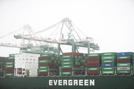 南韓媒體報導，長榮海運24艘雙燃料貨櫃輪的訂單，正由南韓三星重工和日本海洋聯合公司相競爭。歐新社