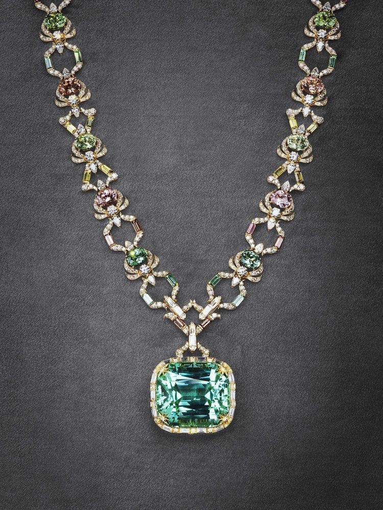春季主題，18K黃金和琺瑯項鍊，鑲嵌綠色碧璽、彩色碧璽和鑽石，7,450萬元。圖...