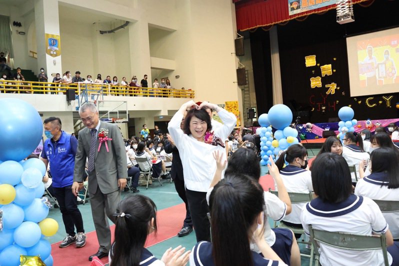 嘉義市長黃敏惠回母校嘉義國中參加畢業典禮，為學弟妹送上祝福。圖／嘉市府提供