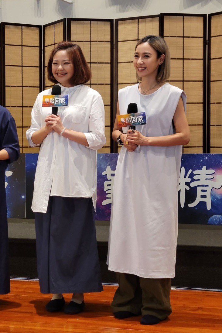 林嘉俐(左)、方宥心到高雄宣传新戏“早点回家”。图／大爱电视提供