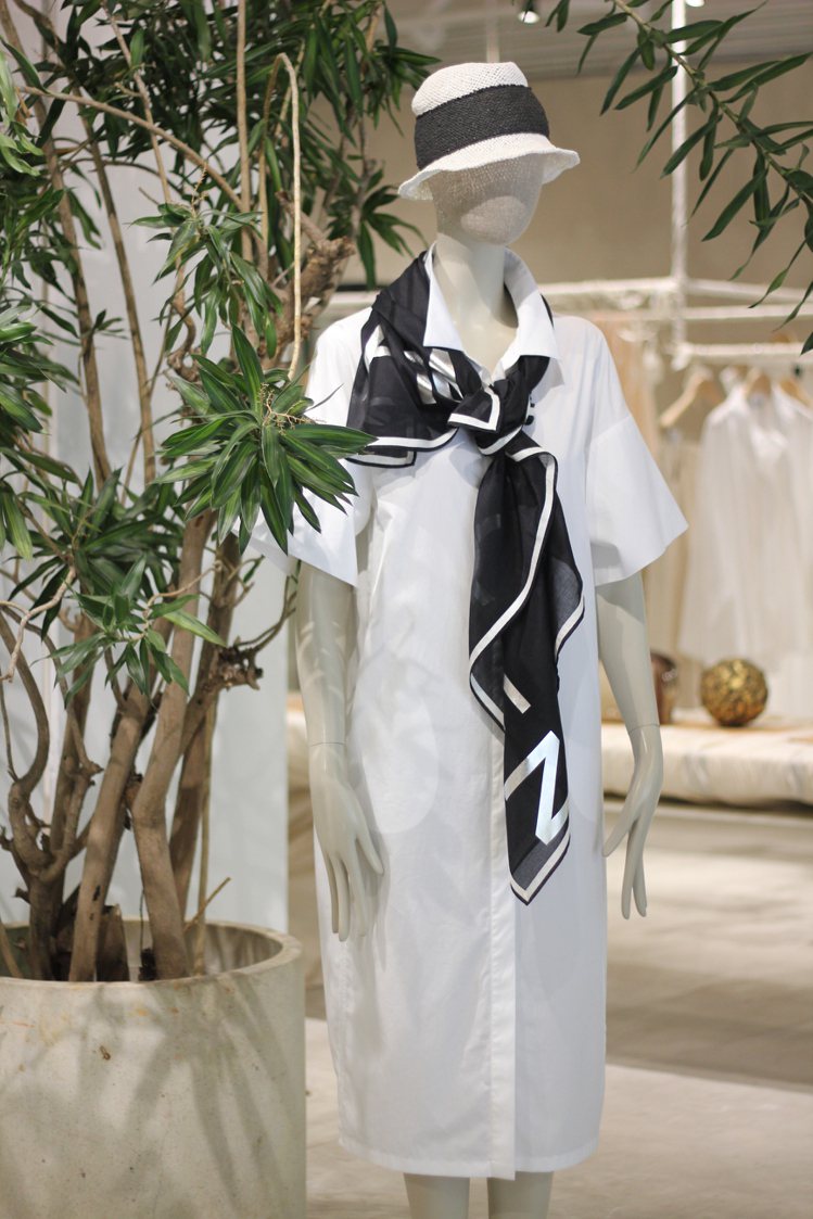白色洋裝，22,800元；藍色絲巾12,800元。圖／JAMEI CHEN提供