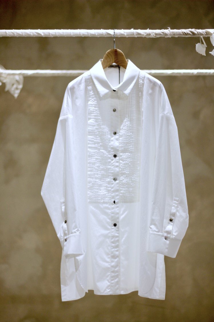 白色連身長袖襯衫，20,800元。圖／JAMEI CHEN提供