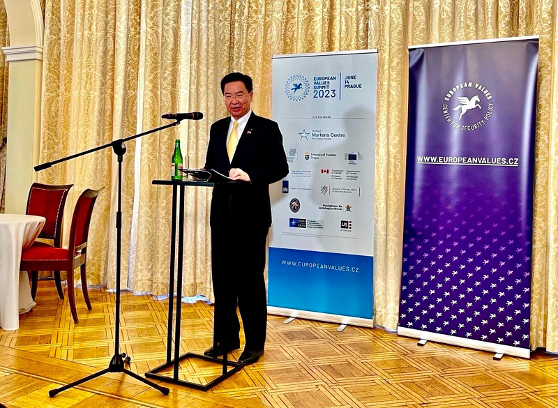 外交部長吳釗燮應捷克智庫「歐洲價值安全政策中心」（EVC）邀請出席「2023歐洲價值高峰會」發表演說。圖／外交部提供