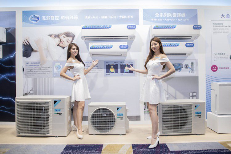 日本大金針對台灣悶濕氣候特別研發先進「Hybrid Cooling溫濕雙控科技」，可同時控制溫度與濕度，較一般冷氣除濕力大幅提升75%，舒適又省電。圖／大金空調提供