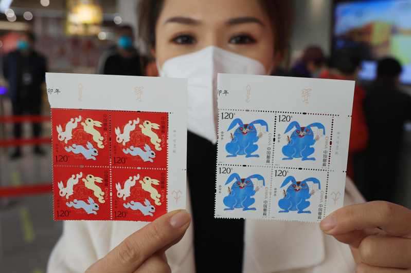 黃永玉創作的《癸卯年》特種郵票，雖被部分網友形容「有妖氣」，卻廣受歡迎。（中新社）