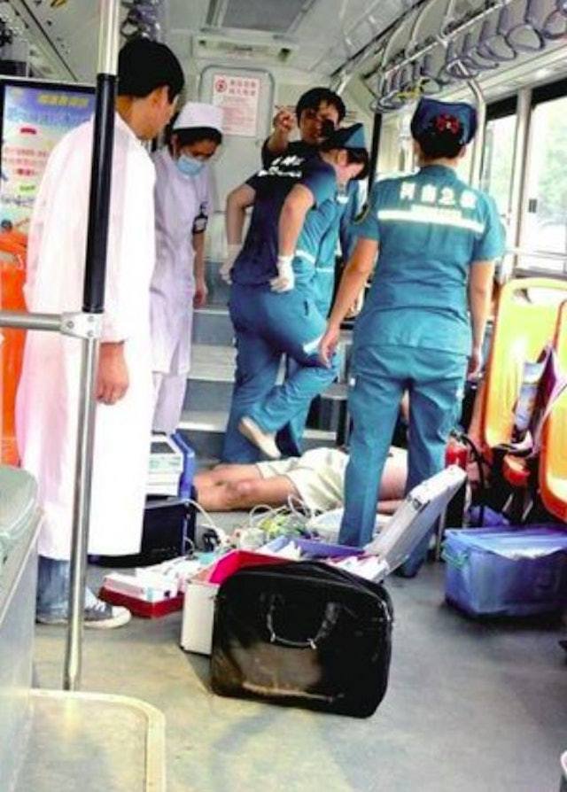 中國大陸河南鄭州一名老翁坐公車時，要求一名大學生讓座遭到拒絕後，氣憤打大學生4巴掌，大學生沒有還手；待大學生下車後，待在車上的老翁突然心臟病發猝死。（網上圖片）
