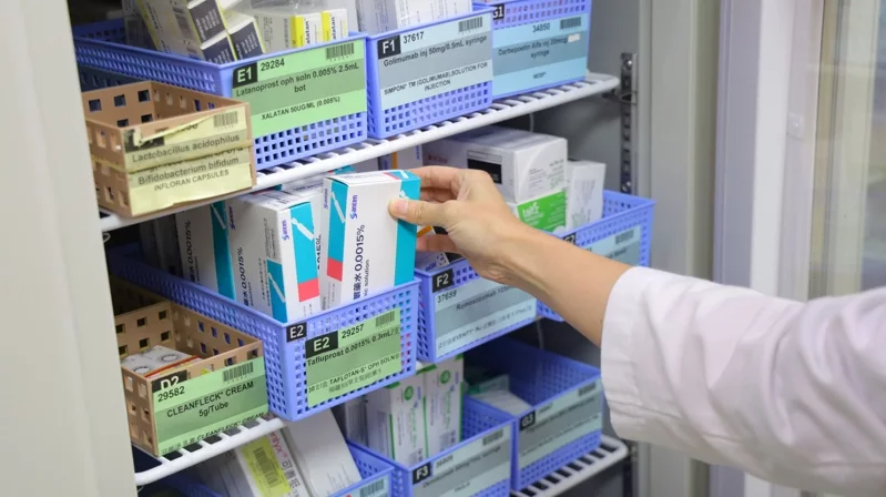 新竹馬偕醫院藥局提醒，除非特別標示需要冷藏的藥品，如胰島素、紅血球生成素等製劑，...