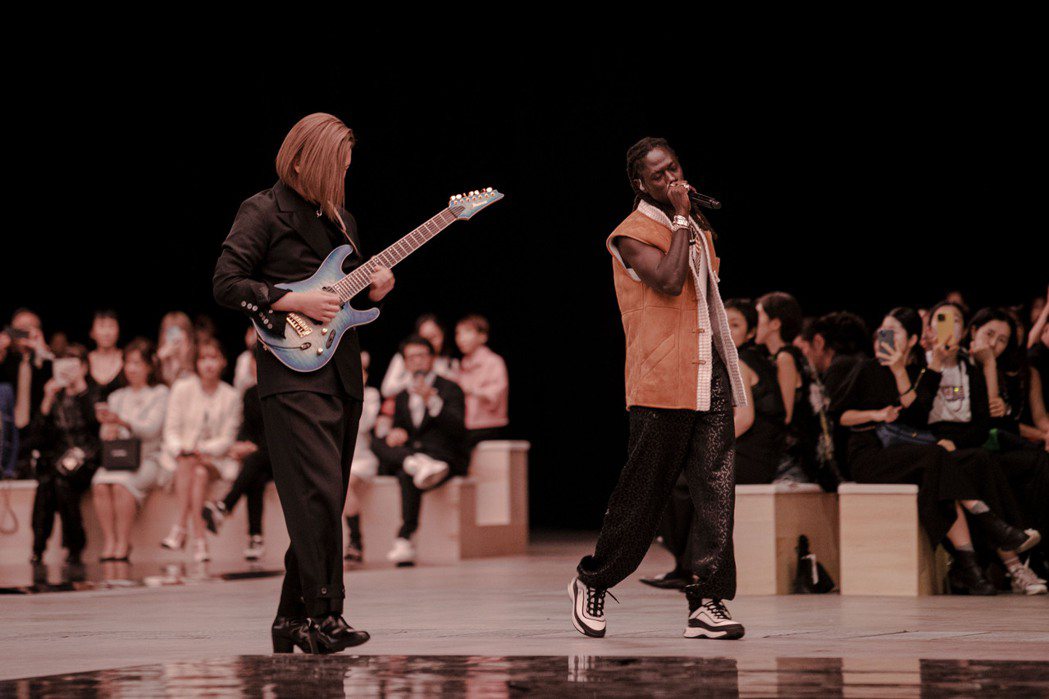 塞內加爾裔歌手Nix與日本吉他手Ichika Nito在秀前共同演出。圖／香奈兒...
