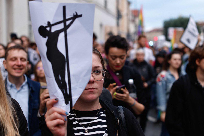 波蘭又有婦女因墮胎法律太嚴格而難產死亡，民眾群起抗議，要求放寬限制。法新社