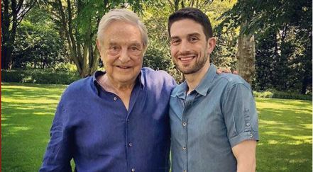 號稱金融巨鱷的傳奇投資人喬治．索羅斯（George）（左）和他第四個兒子亞歷山大（Alexander Soros）（右）。 (來源：Alexander Soros @ Instagram)