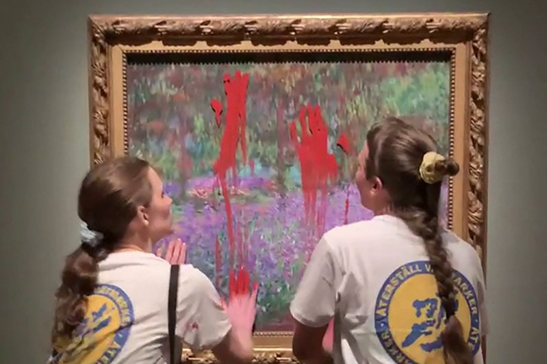 環保人士把沾有顏料的手貼在瑞典斯德哥爾摩國家博物館一幅莫內畫作的防護玻璃上，在防護玻璃上留下兩枚醒目的紅手印。法新社