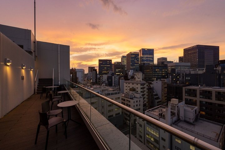 ▲戶外迴廊可眺望東京街景，享受悠閒旅程時光。　圖：ACCOR／來源