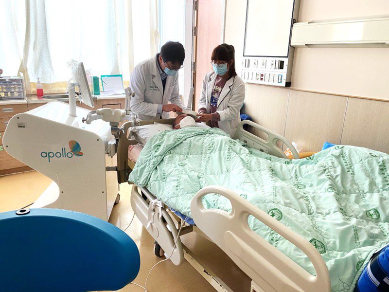 29歲男子嚴重車禍昏迷，在台南市立安南醫院接受經顱磁刺激治療後轉醒。圖／安南醫院提供