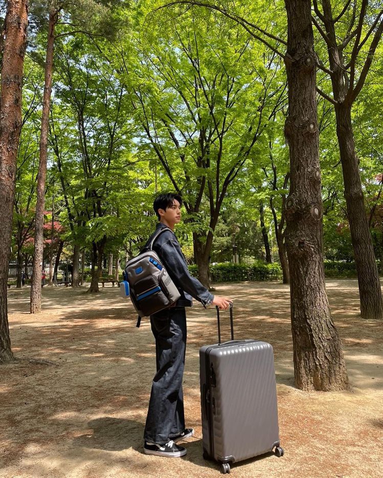 TUMI覺得李彩玟的外型亮眼，透過他來演繹新配色招牌行李箱，同樣有著高迴響。圖／摘自instagram