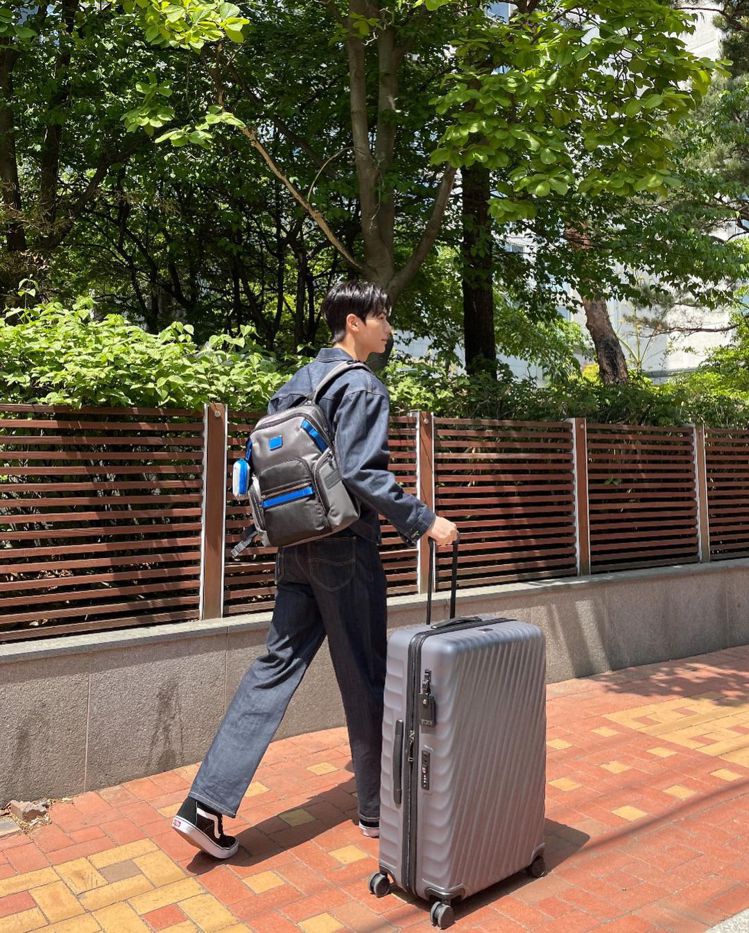 TUMI覺得李彩玟的外型亮眼，透過他來演繹新配色招牌行李箱，同樣有著高迴響。圖／摘自instagram