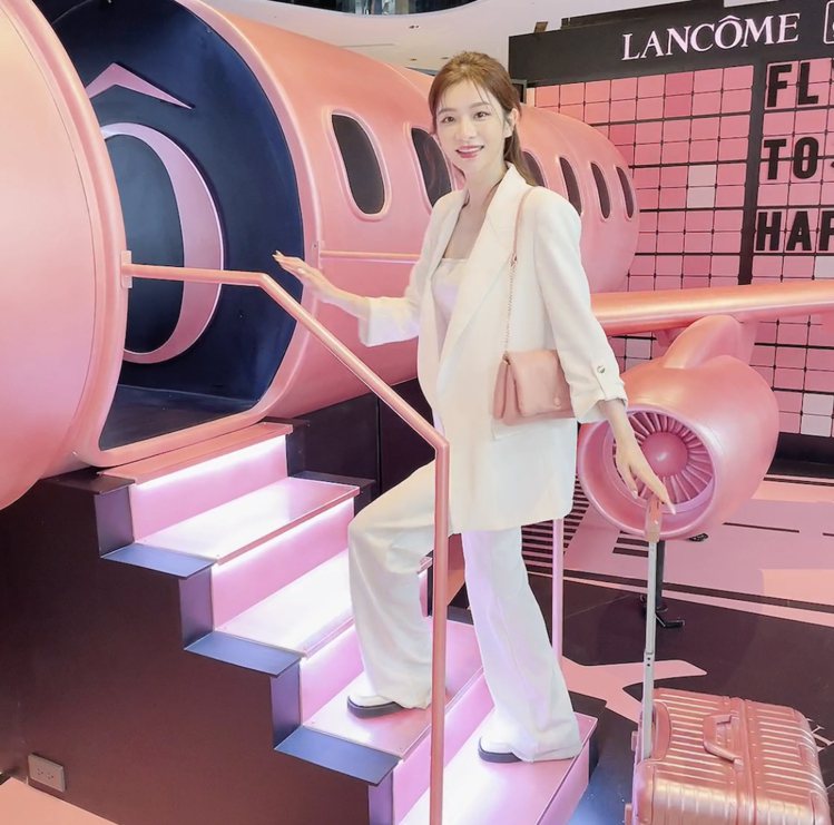 蘭蔻粉紅專機，載您遊歷時尚，登機起開啟「時尚模式」。記者劉小川／攝影