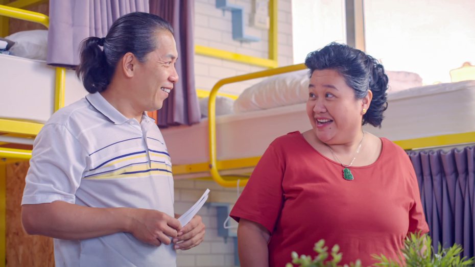 许杰辉(左)在“我的婆婆怎么那么可爱”中和锺欣凌上演黄昏恋。图／公视提供