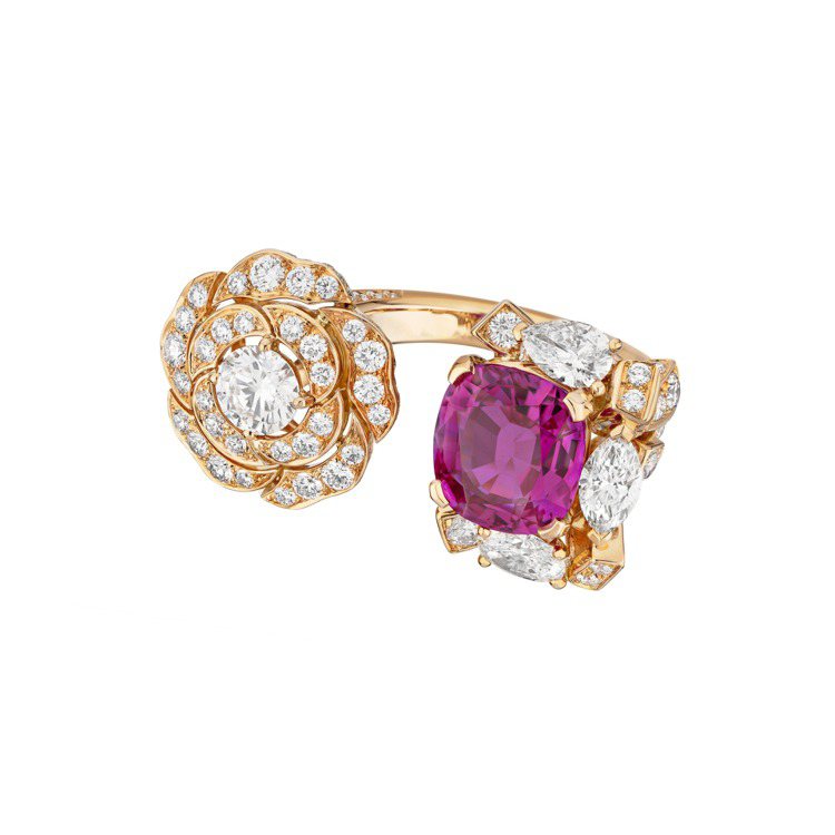 採用「Toi & Moi」（你和我）戒指概念創作的Tweed Pétale戒指，粉紅金鑲嵌鑽石及粉紅剛玉，主石嗯一顆重約4.02克拉枕形切割粉紅剛玉，約1,475萬6,000元。圖／香奈兒提供