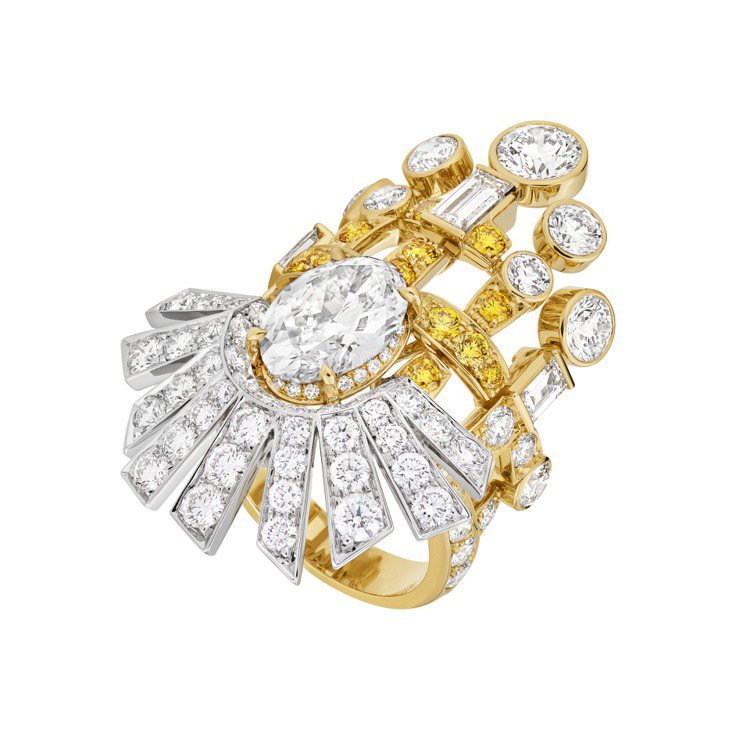 呈半個太陽形狀設計的Tweed Cambon戒指，黃金與白金鑲嵌鑽石及黃鑽，主鑽為一顆重約3.14克拉 D IF Type IIa橢圓形切割鑽石，約1977萬3,000元。圖／香奈兒提供