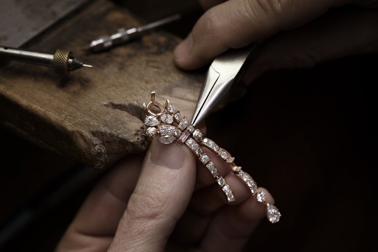 Tweed Pétale耳環製作工藝過程，耳環以瀑布般的斜紋軟呢作為創作概念，從縝密的排列散開形成寶石與圖騰，斜紋軟呢以長階梯形切割粉紅剛玉及花式切割鑽石呈現對比。圖／香奈兒提供